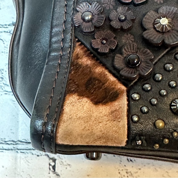 Coach Swagger - Picture 13 of 15